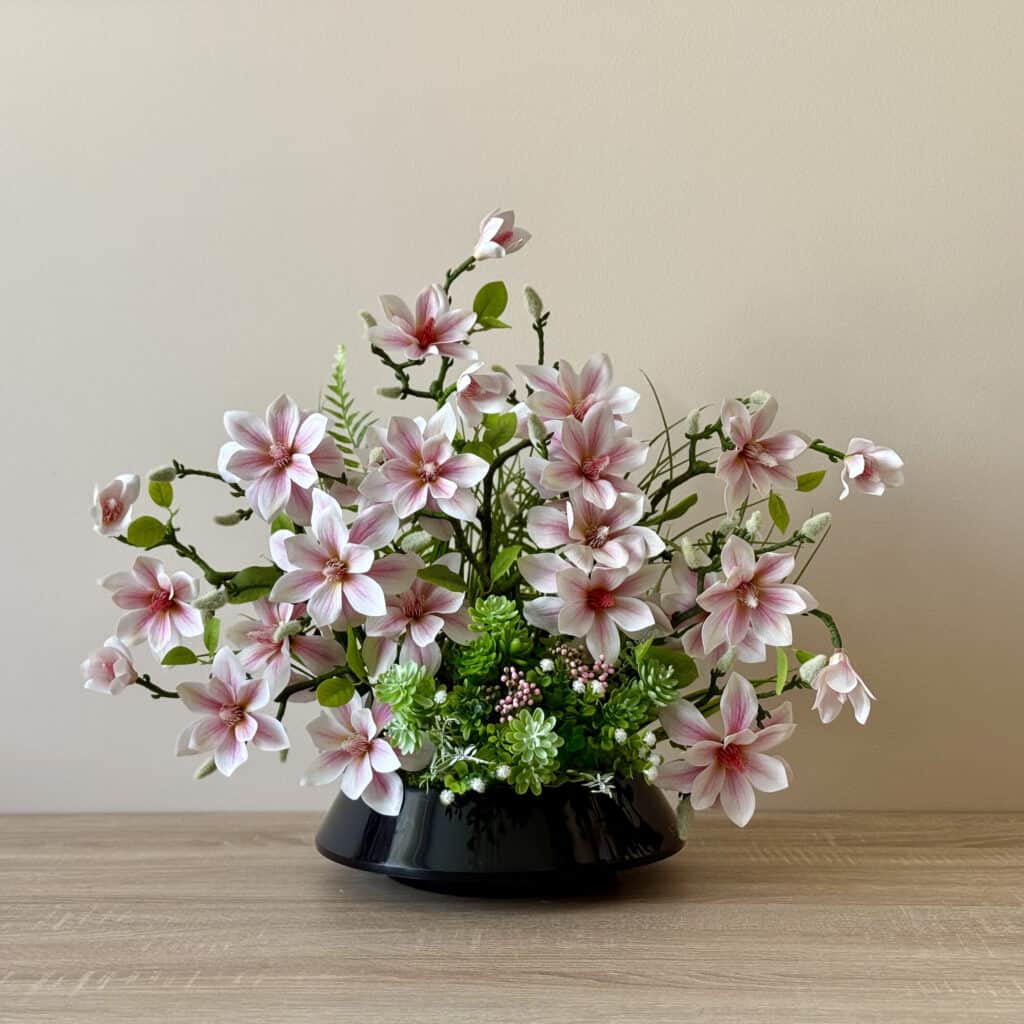 Kompozycja nagrobna z magnolii – elegancka dekoracja SP/2 - obrazek 2
